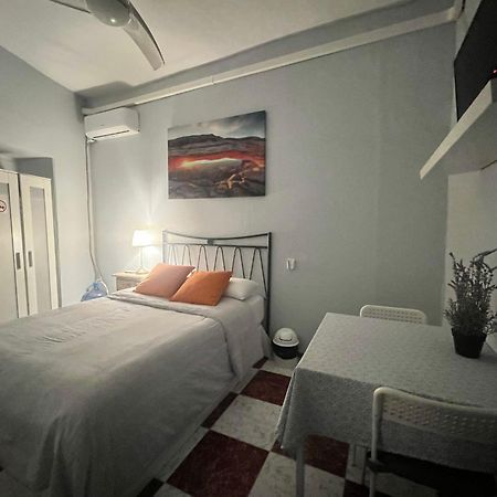 Santa Isabel Low Cost Rooms In Private House Sewilla Zewnętrze zdjęcie